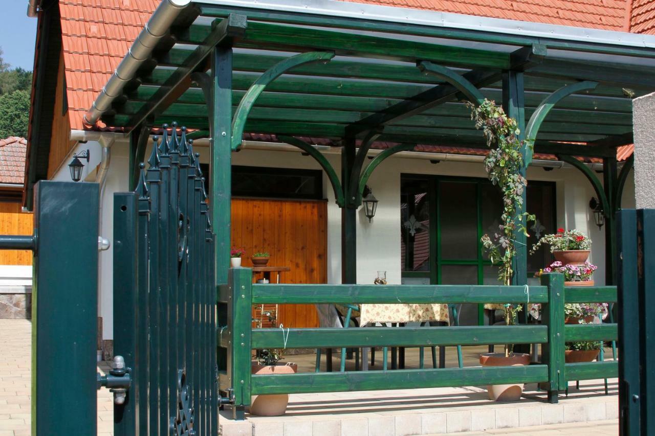 Sasfeszek Vendeghaz Hotel Zirc Exterior foto