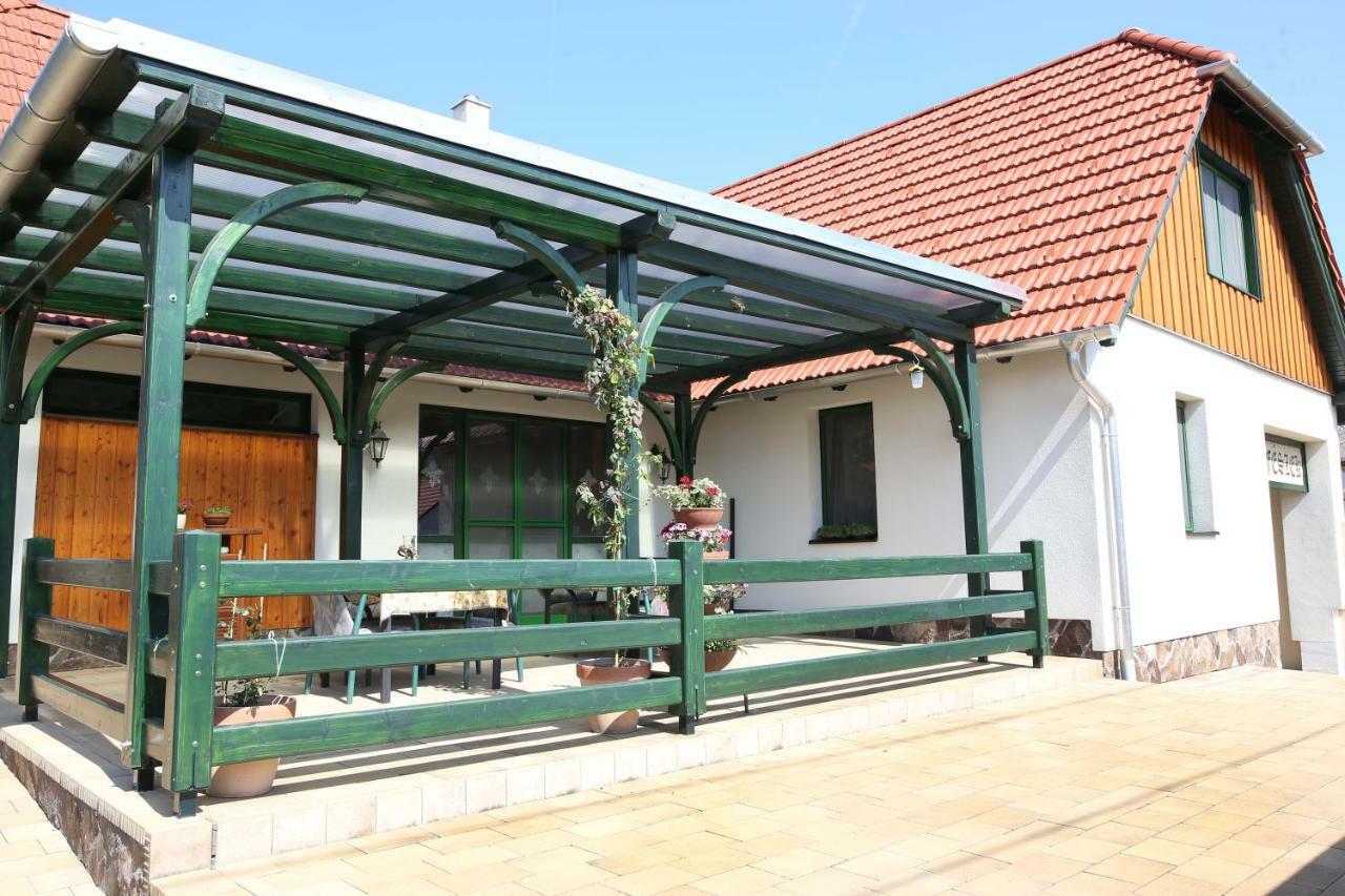 Sasfeszek Vendeghaz Hotel Zirc Exterior foto