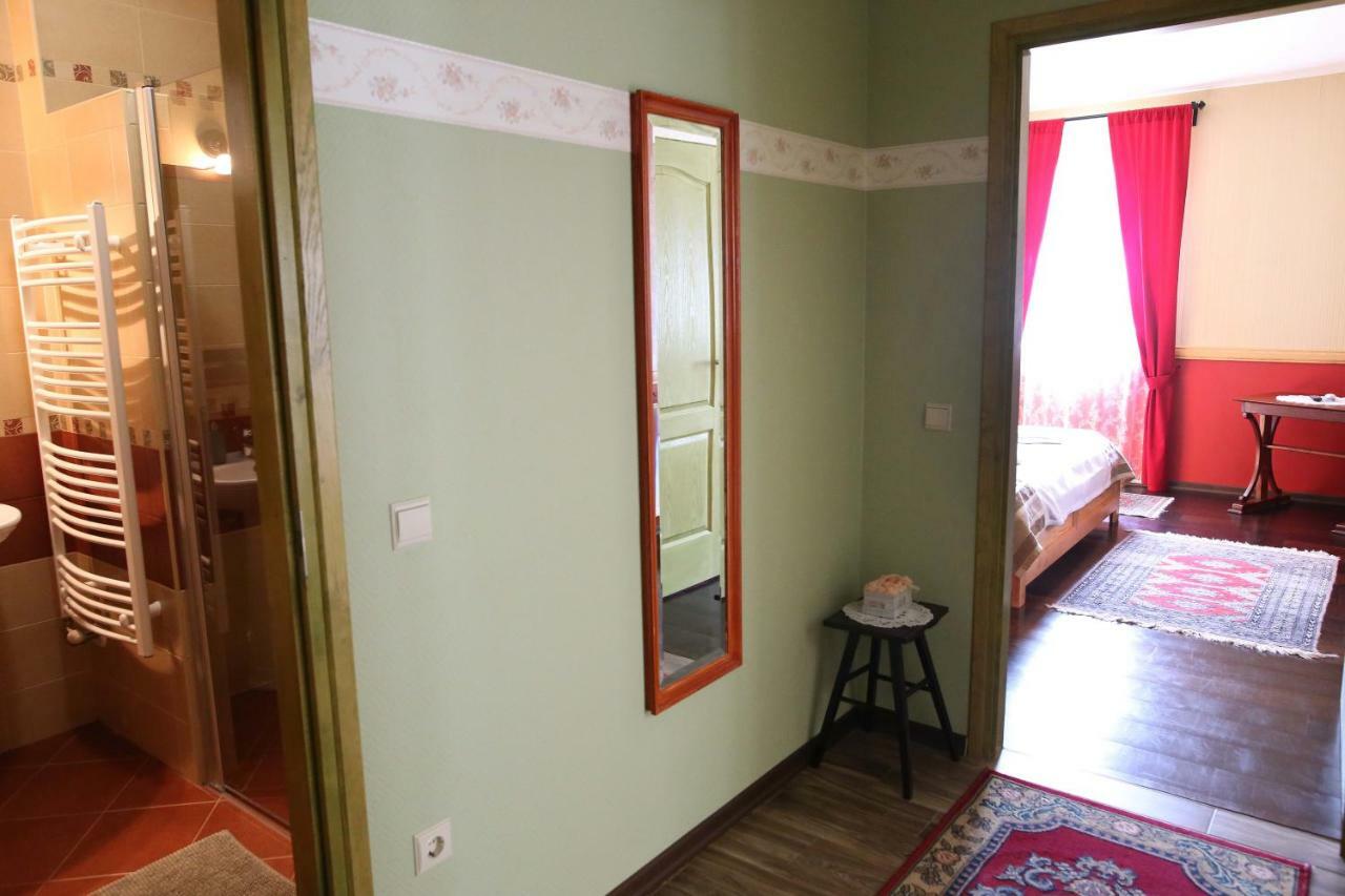 Sasfeszek Vendeghaz Hotel Zirc Exterior foto