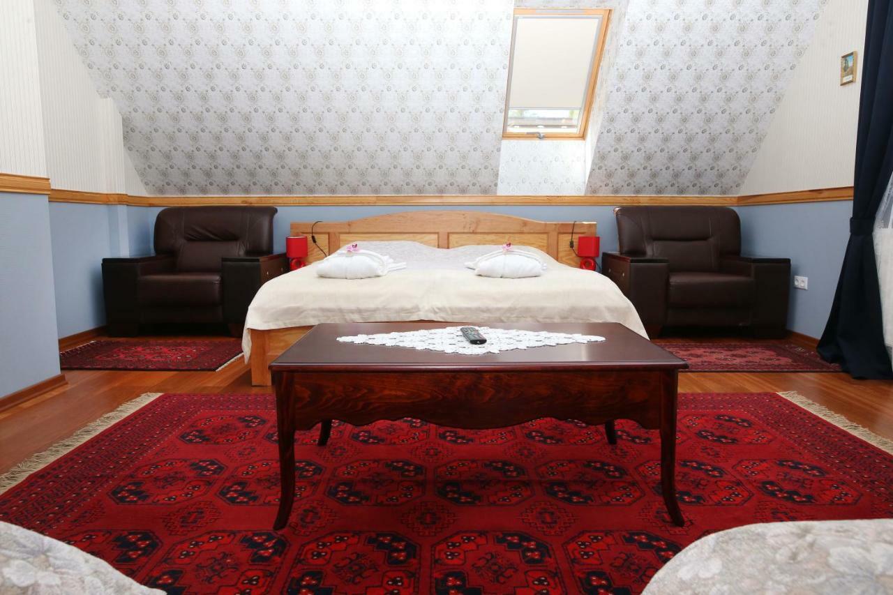 Sasfeszek Vendeghaz Hotel Zirc Exterior foto