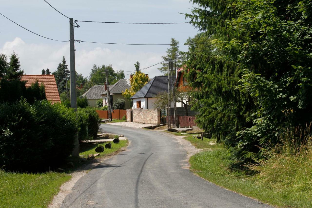 Sasfeszek Vendeghaz Hotel Zirc Exterior foto